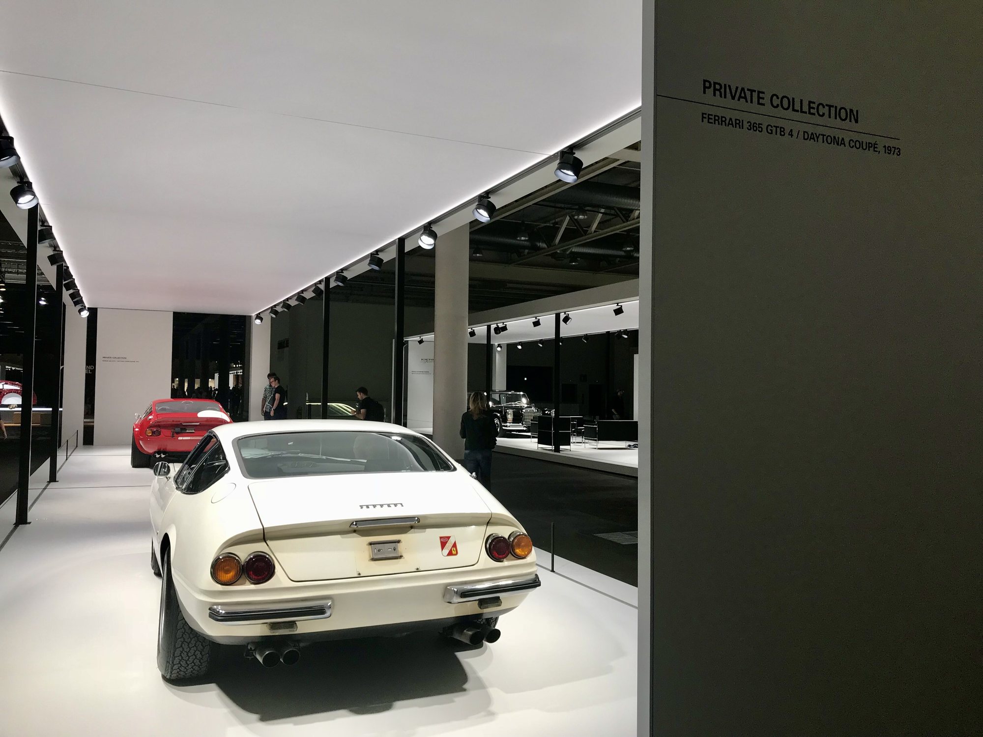 Ferrari 365 GTB/4 Daytona (1973 coupé shown) — model reference photograph / 車種の参考イメージ